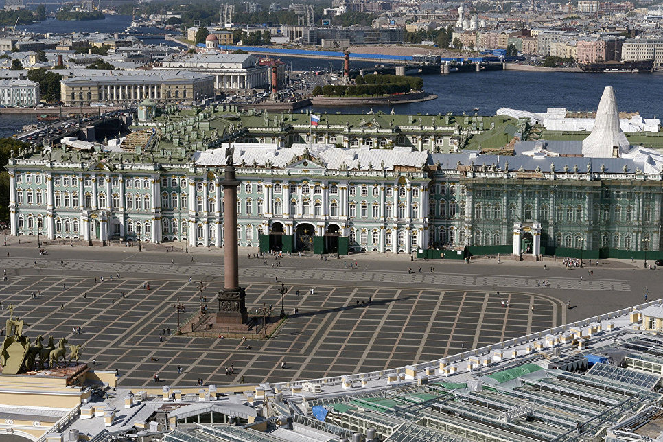 Вид на Дворцовую площадь и Государственный Эрмитаж